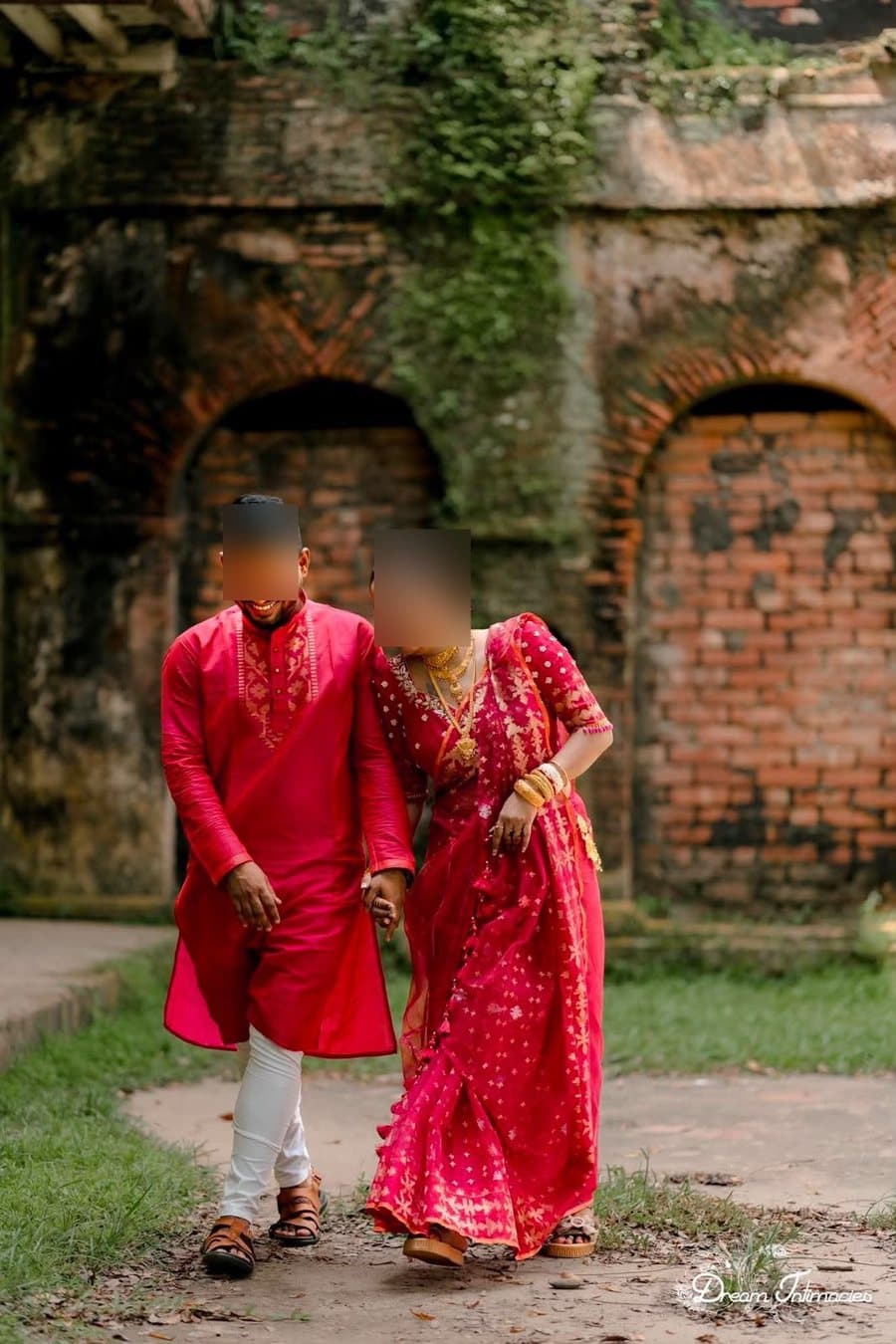 এক ক্রেতা-দম্পতির বিয়ের ফটোশুট, লাল জামদানি পাঞ্জাবি ও শাড়িতে (ক্রেতার পাঠানো ছবি, মুখ অস্পষ্ট করা)