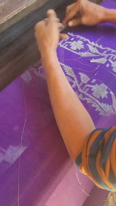 তাঁতির হাতে জামদানি নকশা বোনা হচ্ছে