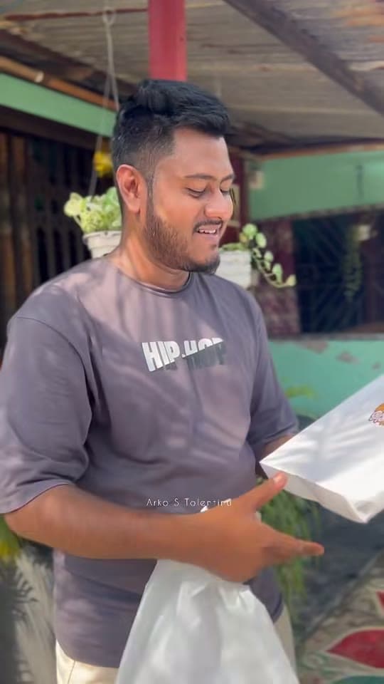 একজন কাস্টমার নকশী কুঠিরের বক্স খুলে টিল জামদানি পাঞ্জাবি দেখাচ্ছেন